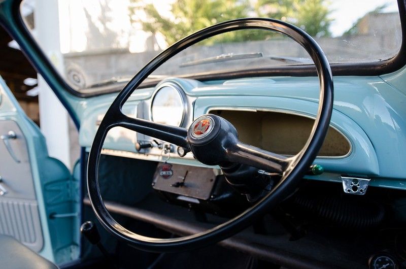 Um clássico volante Morris Minor