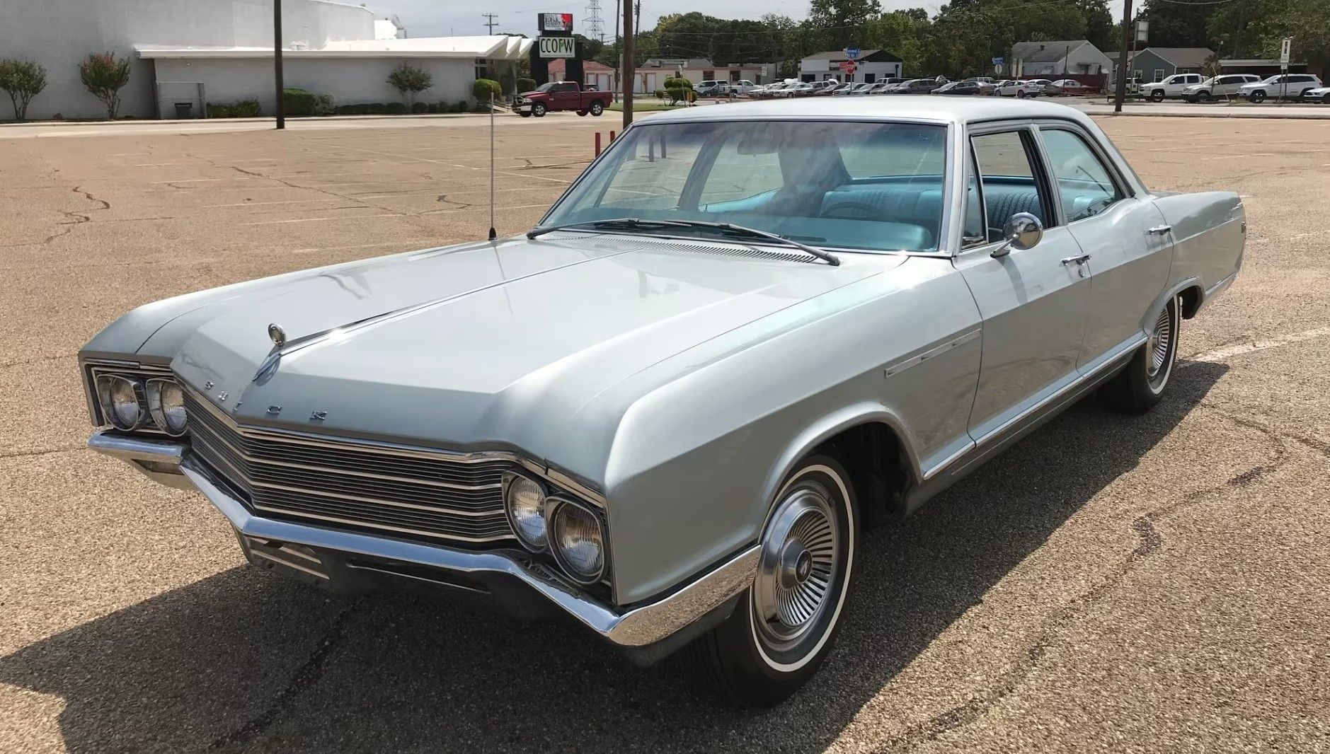 1966 Buick LeSabre estacionado