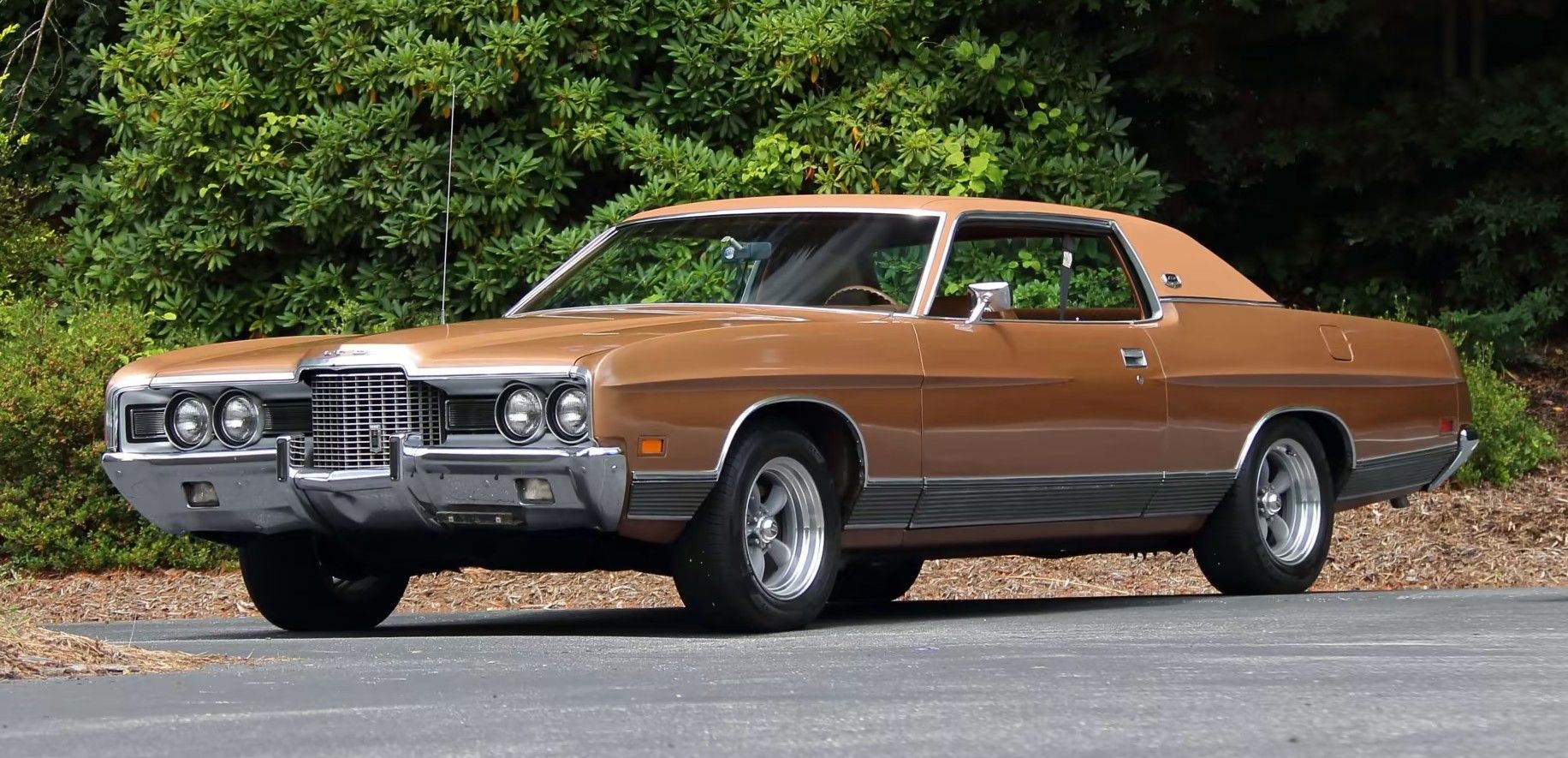 1971 Ford LTD estacionado