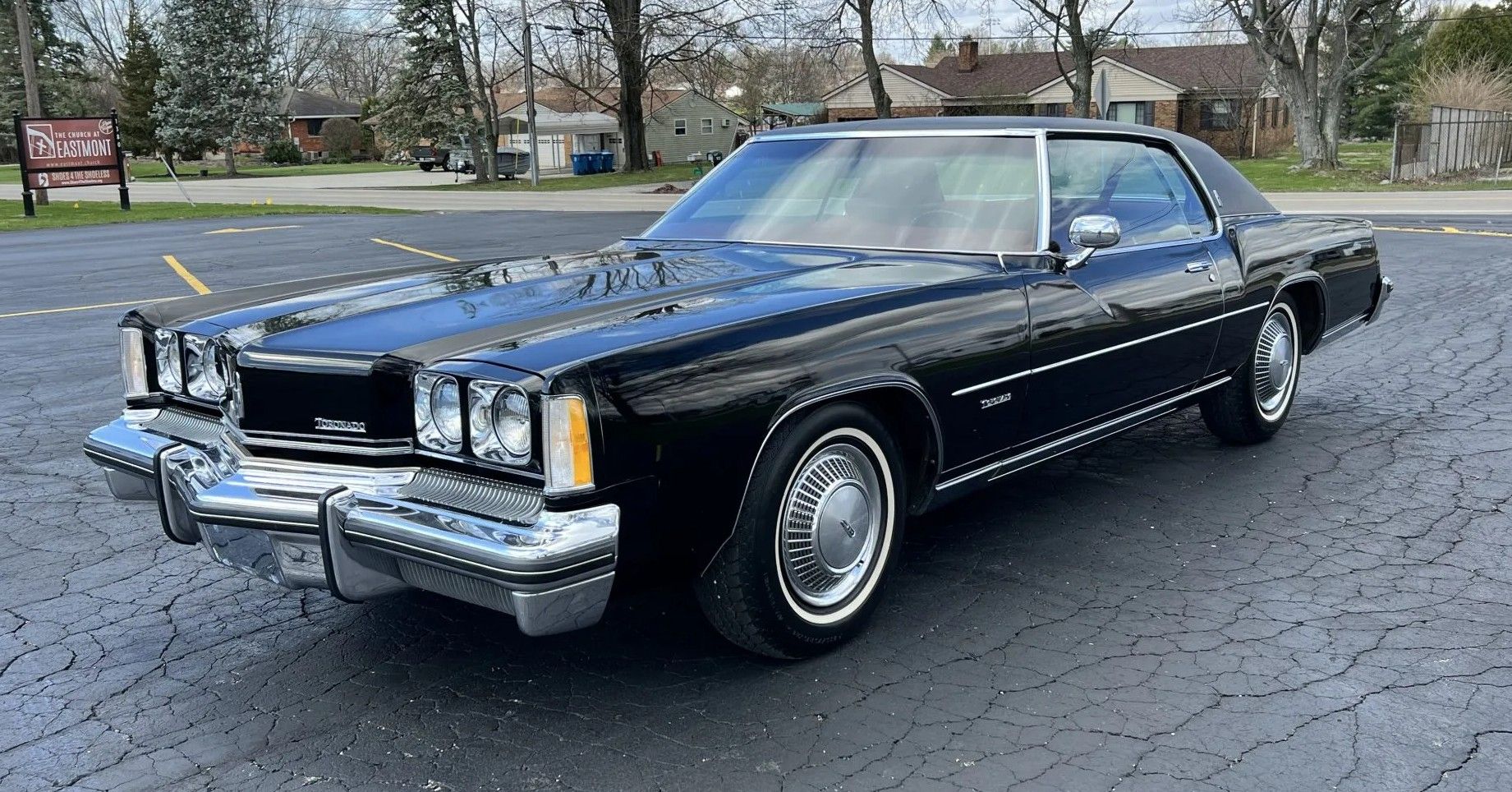 Oldsmobile Toronado 1973 em preto
