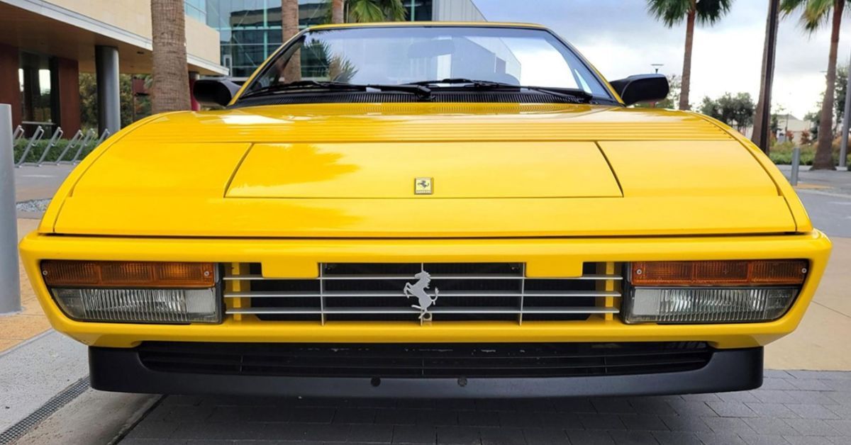 Vista frontal 1989 Ferrari Mondial T conversível 