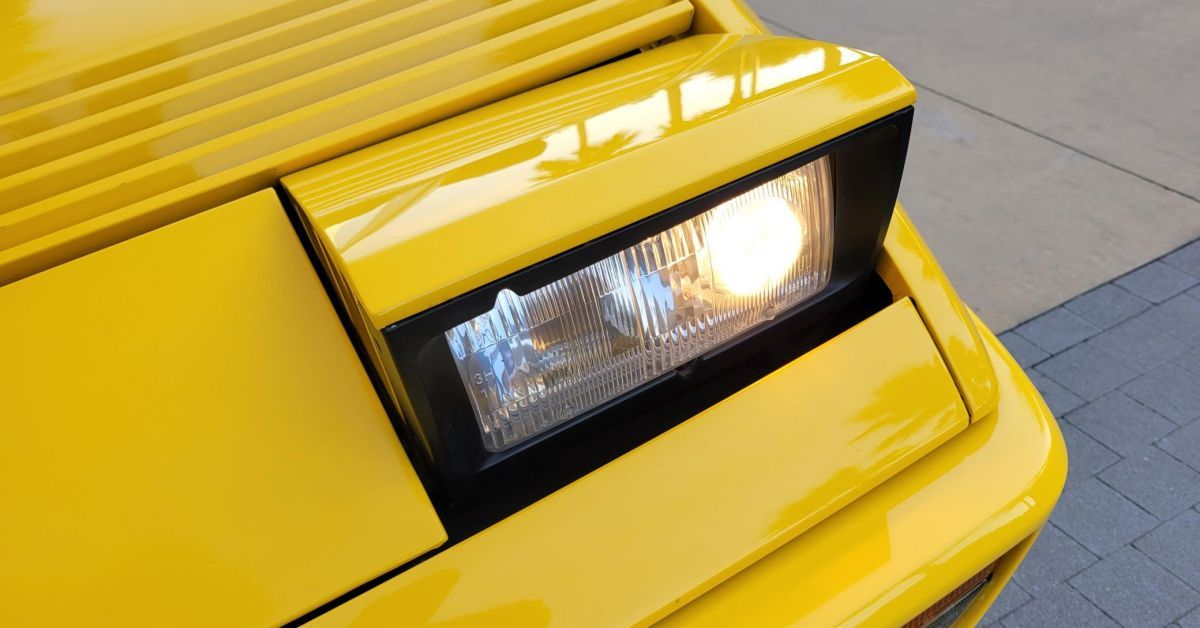 Faróis pop-up 1989 Ferrari Mondial T conversível 