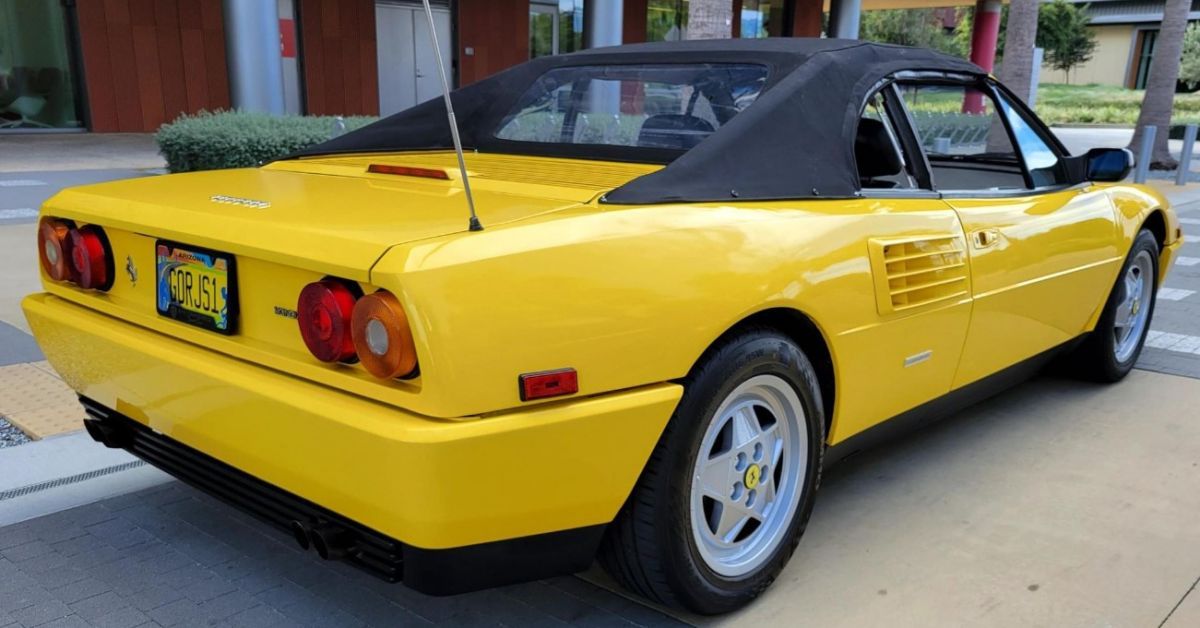 Vista traseira 1989 Ferrari Mondial T conversível 