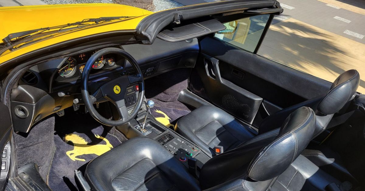 Vista superior do interior 1989 Ferrari Mondial T conversível 