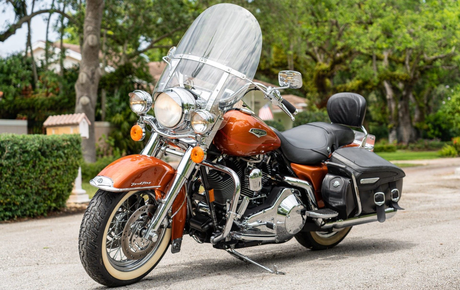 2000 Harley-Davidson Road King Classic front third quarter view