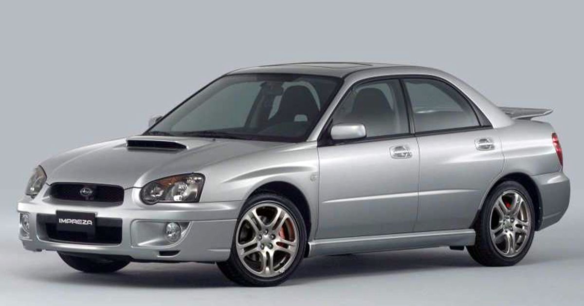Subaru Impreza WRX prateado 2004 estacionado