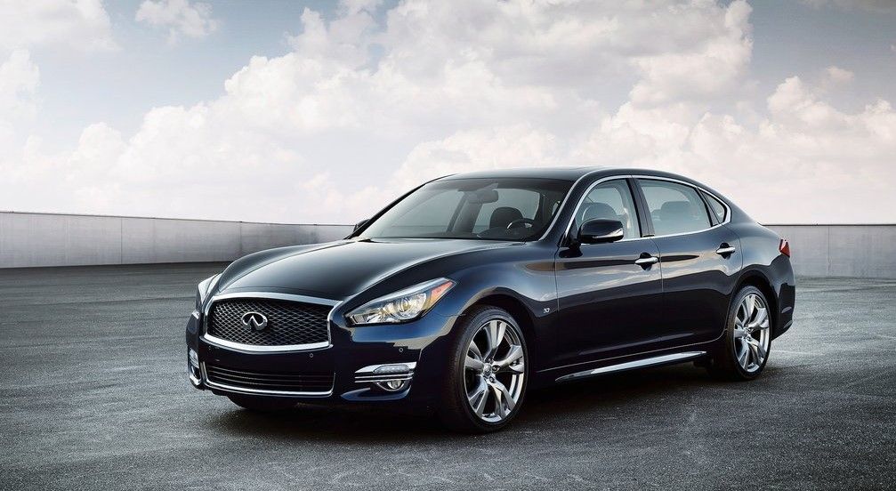 Infiniti Q70L 2015 hitam di jalan masuk
