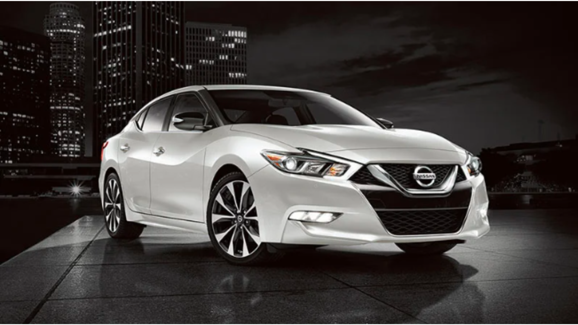 Fundo preto Nissan Maxima Platinum 2017