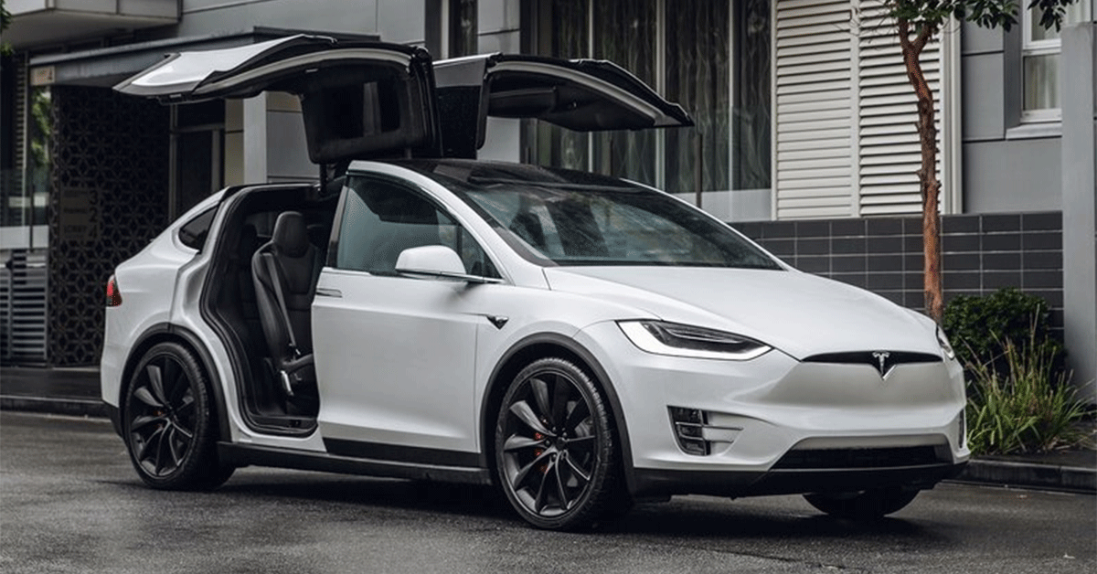 Branco 2017 Tesla Model X estacionado com as portas abertas
