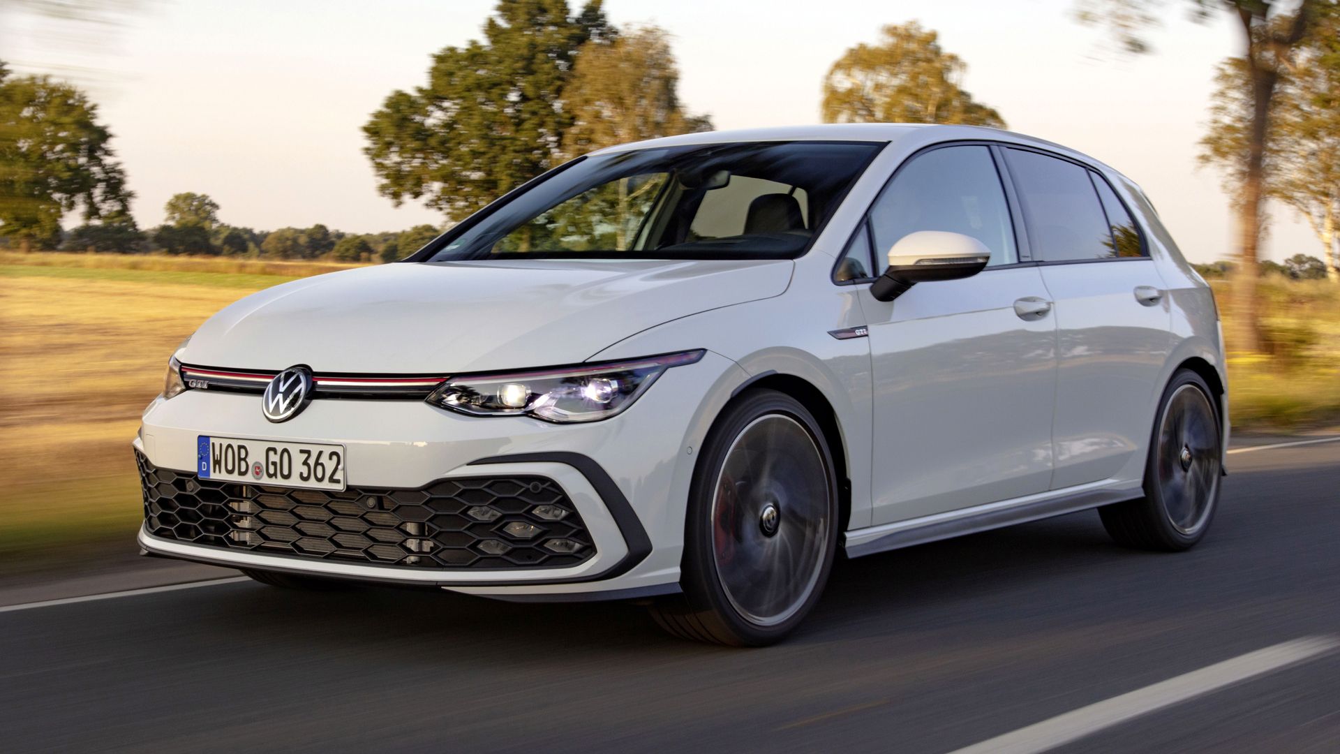 Volkswagen Golf GTI Hot Hatch branco 2022 em ação