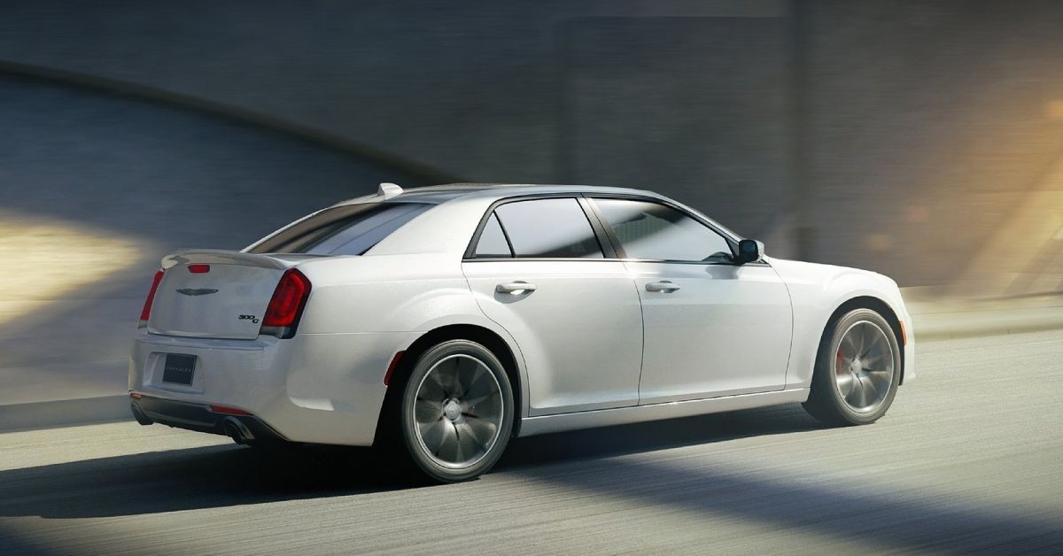 Três quartos traseiros dirigindo 2023 Chrysler 300C