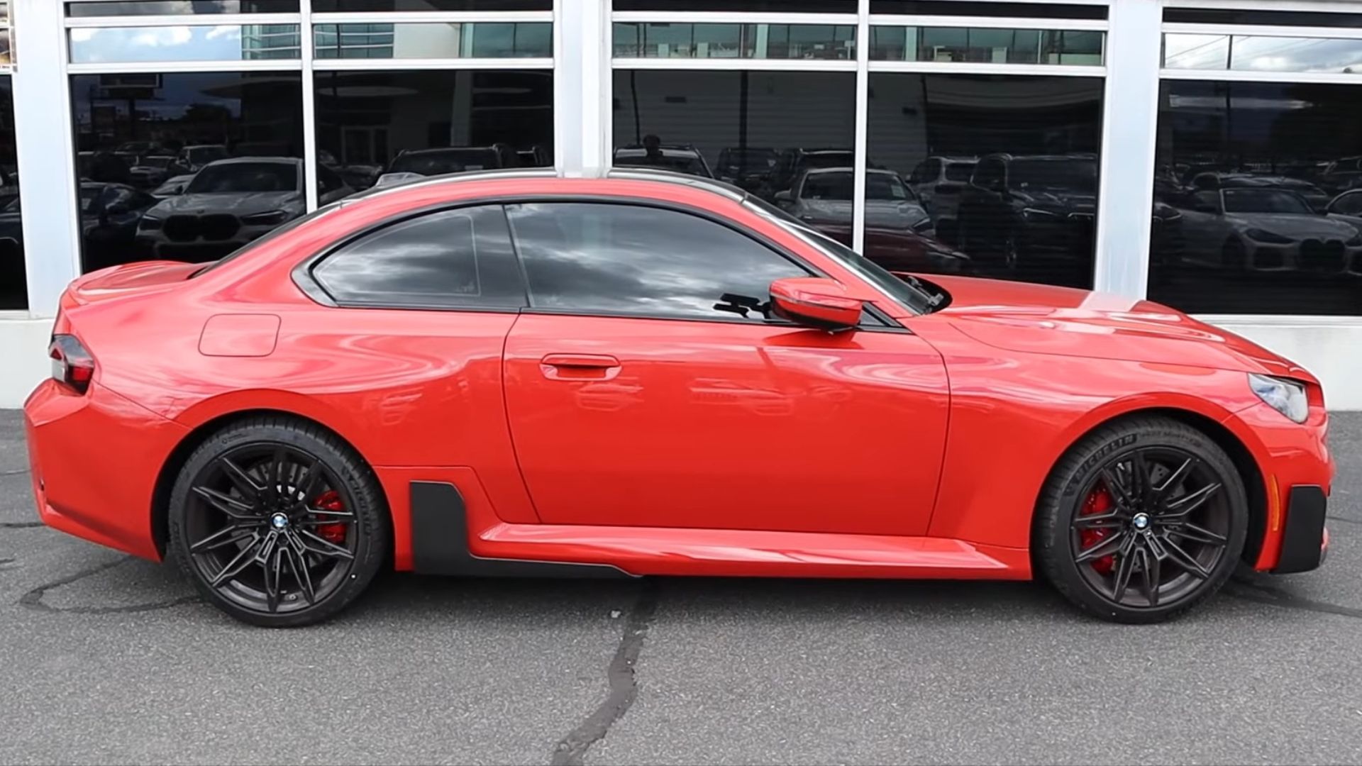 Vista lateral do BMW M2 2024