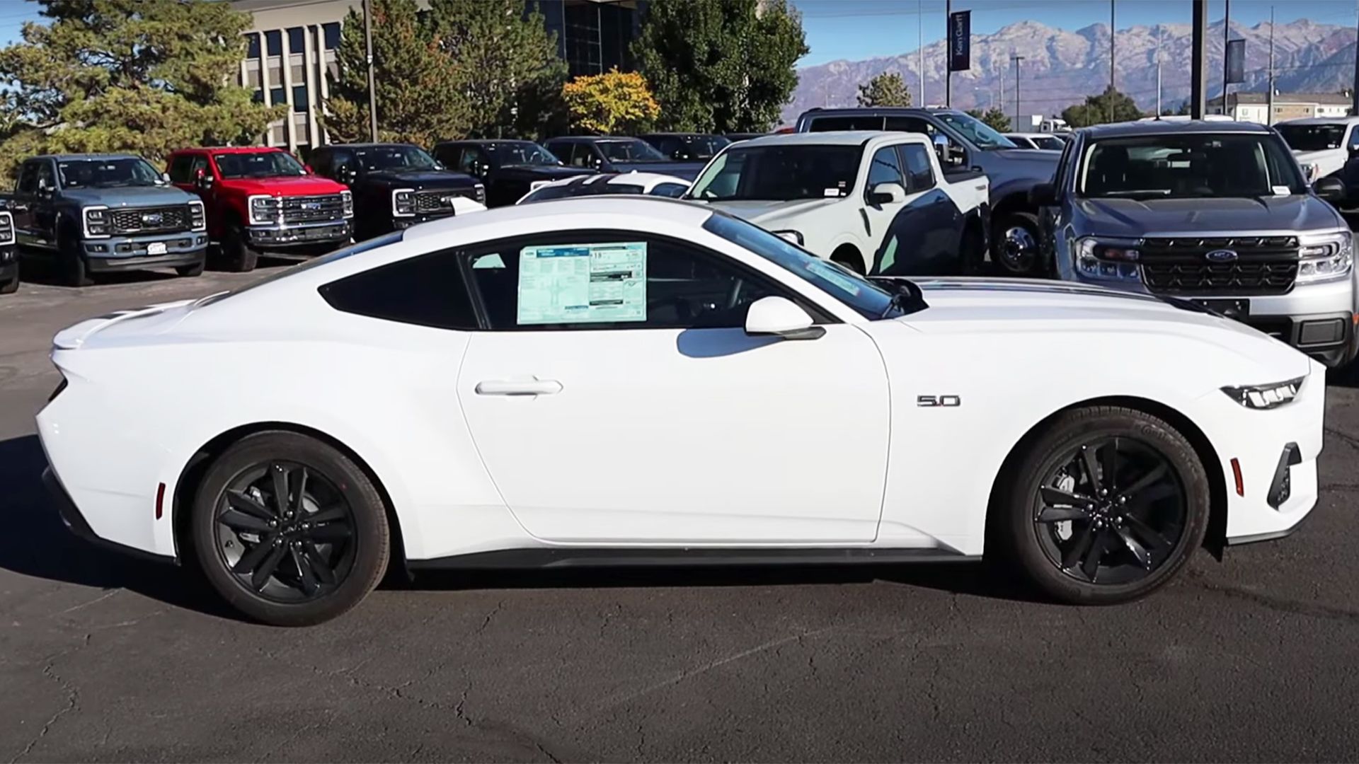 Perfil lateral do Ford Mustang GT 2024