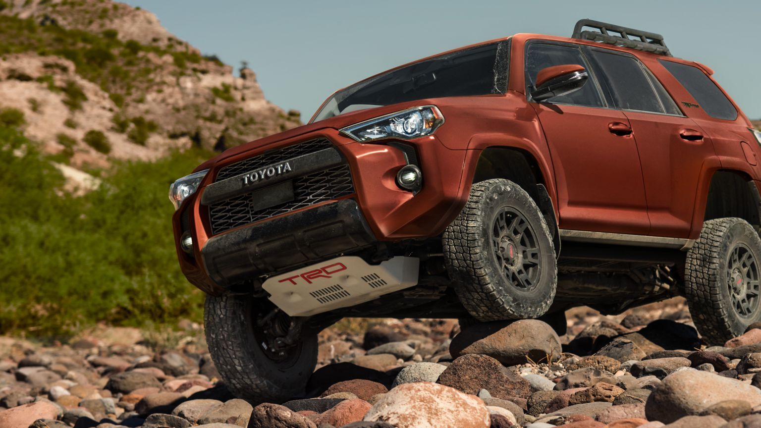 2024 Toyota 4Runner TRD Pro finalizado em rochas rastejantes da Terra