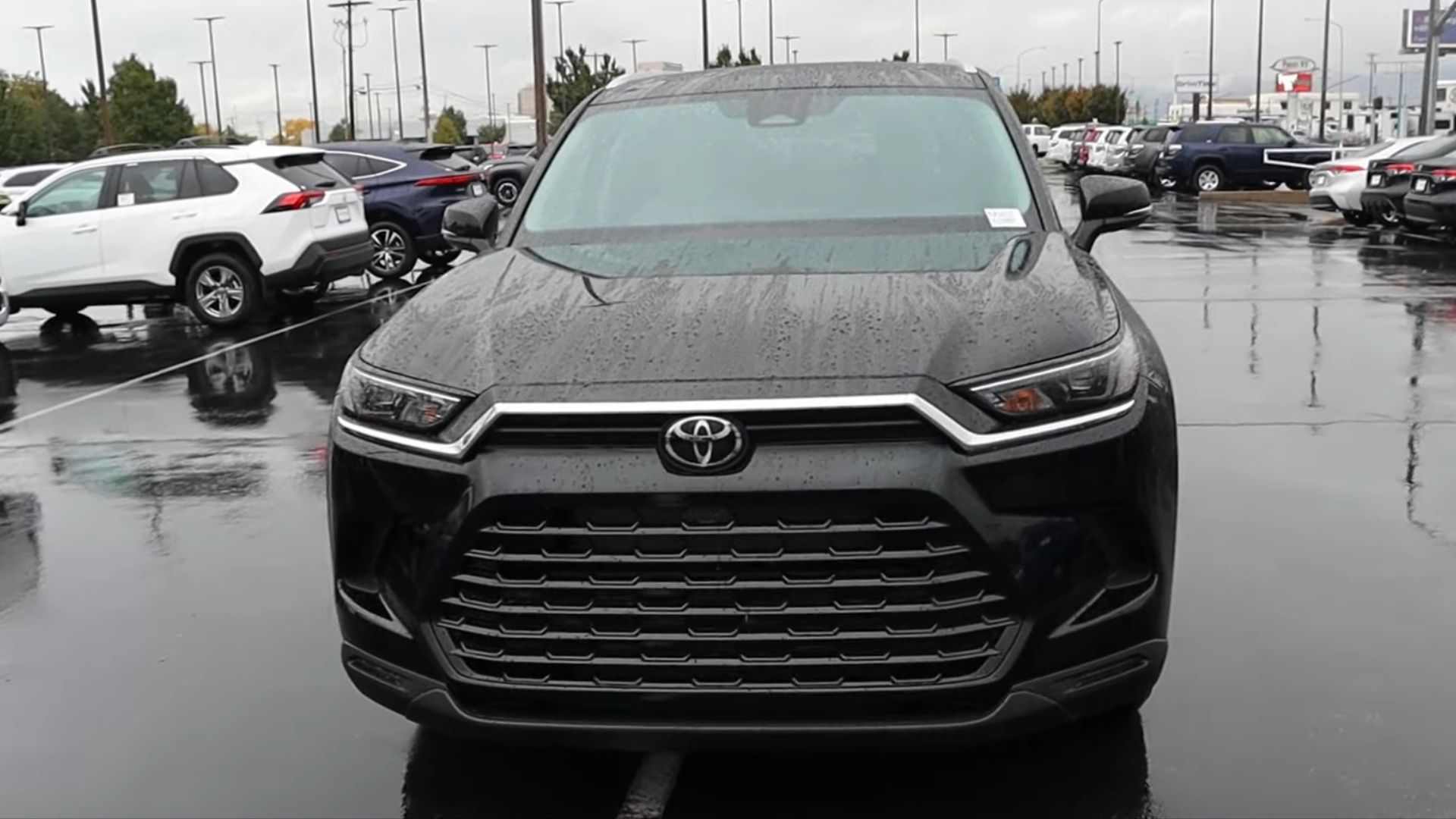 Vista frontal do Toyota Grand Highlander 2024