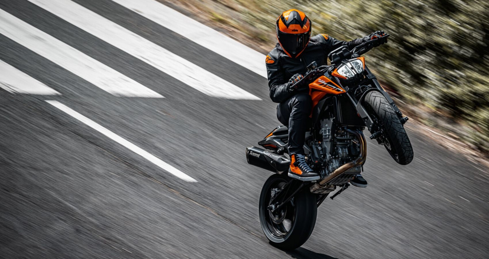 Three-quarter front view of the 2024 KTM 790 Duke