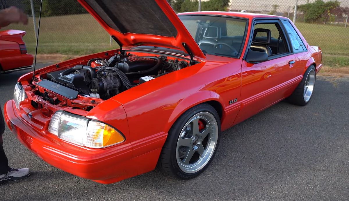 Ford Mustang Foxbody Coupe 1987 visto de frente