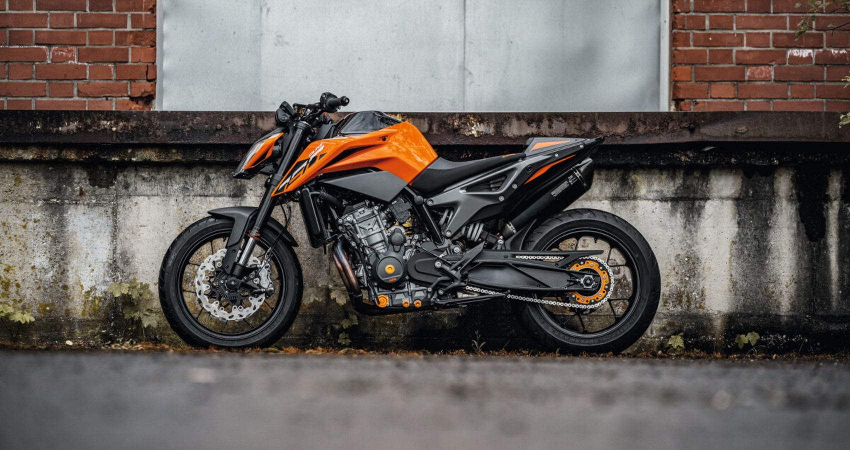 Side profile of the 2024 KTM 790 Duke