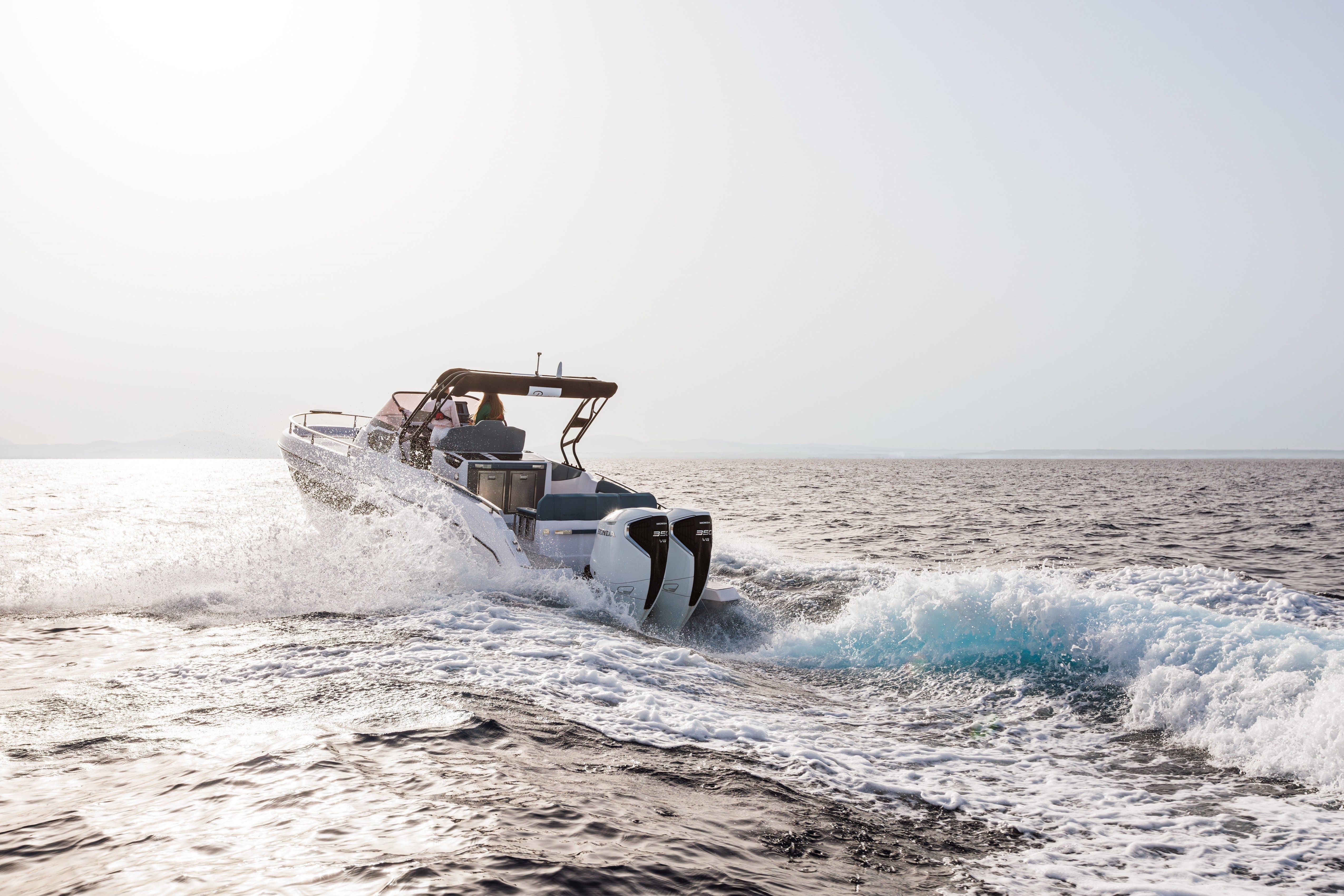 Barco com motor Honda V8