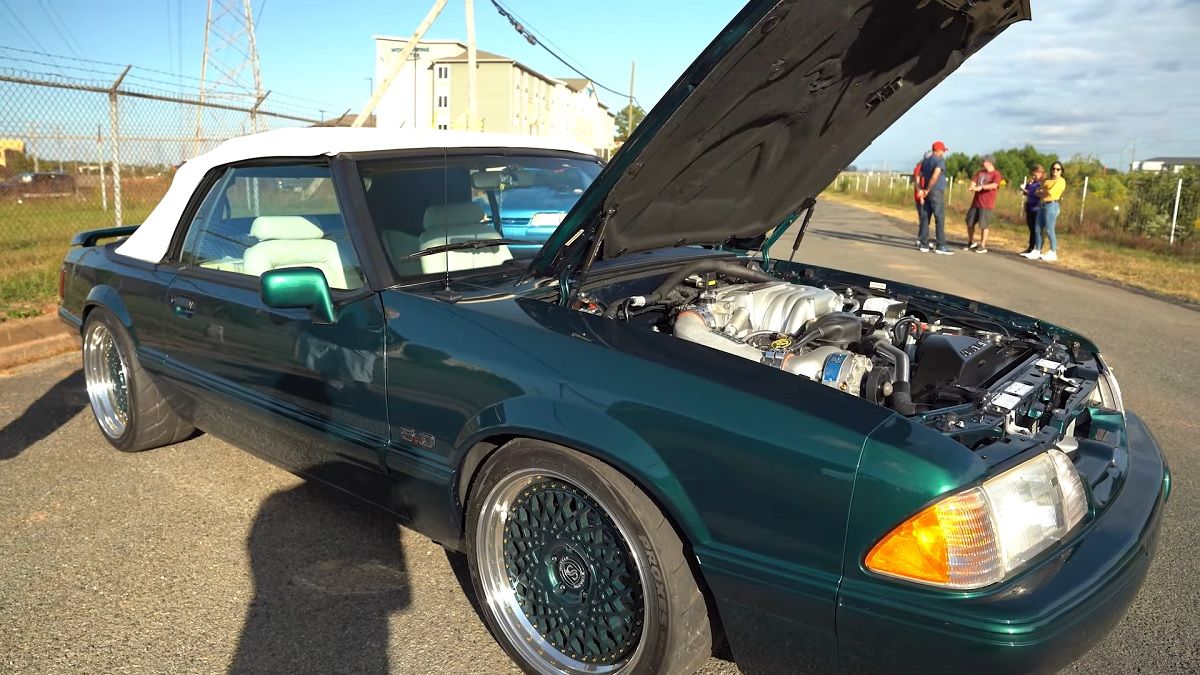 Ford Mustang Foxbody verde com jantes Strasse no estacionamento