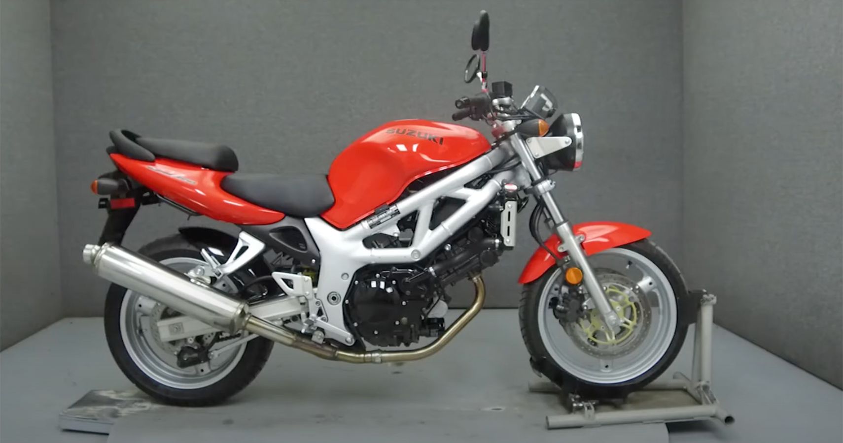 Motocicleta nua japonesa vermelha