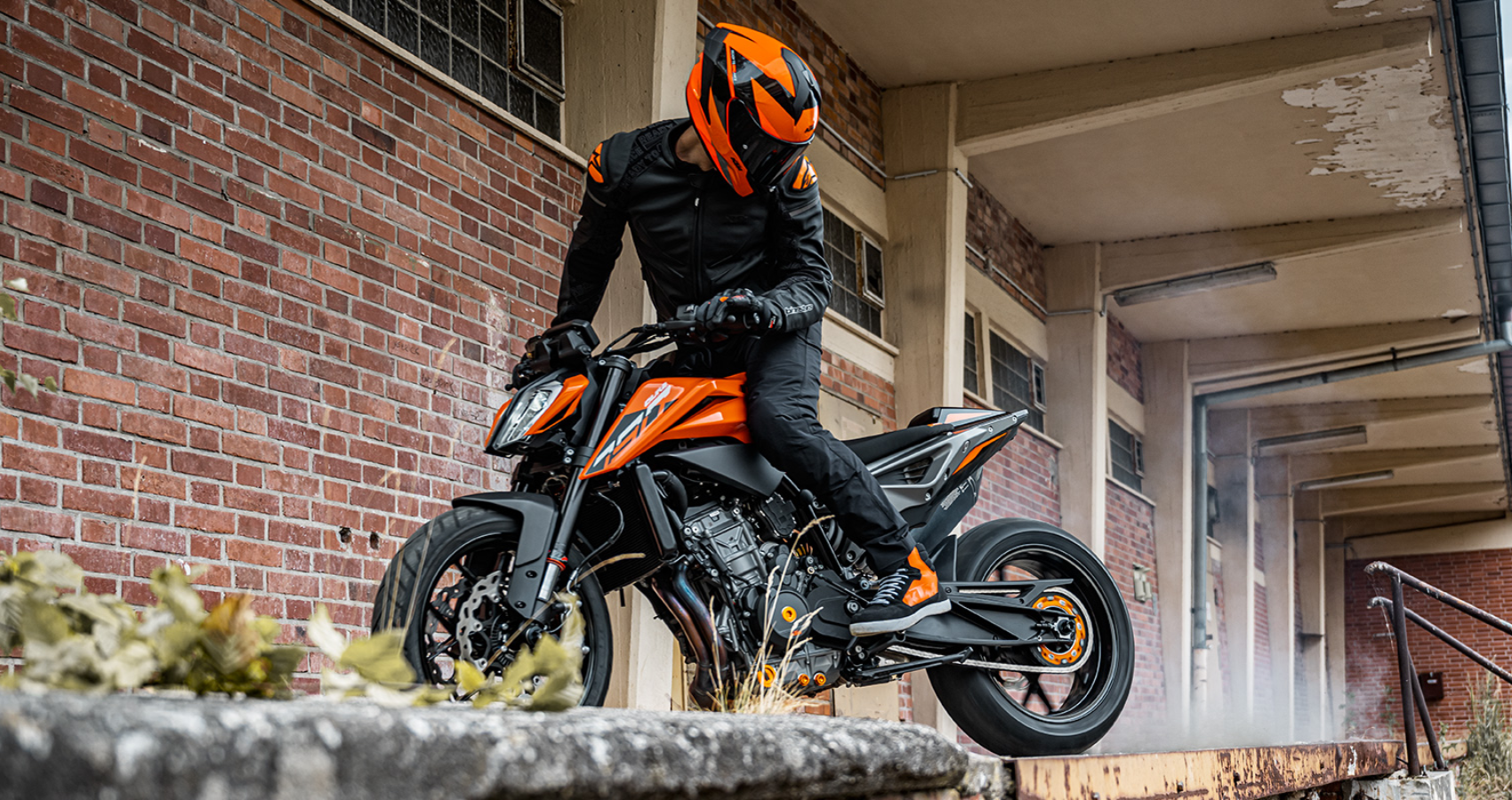 Three-quarter front view of the 2024 KTM 790 Duke