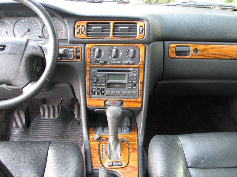 Painel do Volve V70 de 1998 é mostrado
