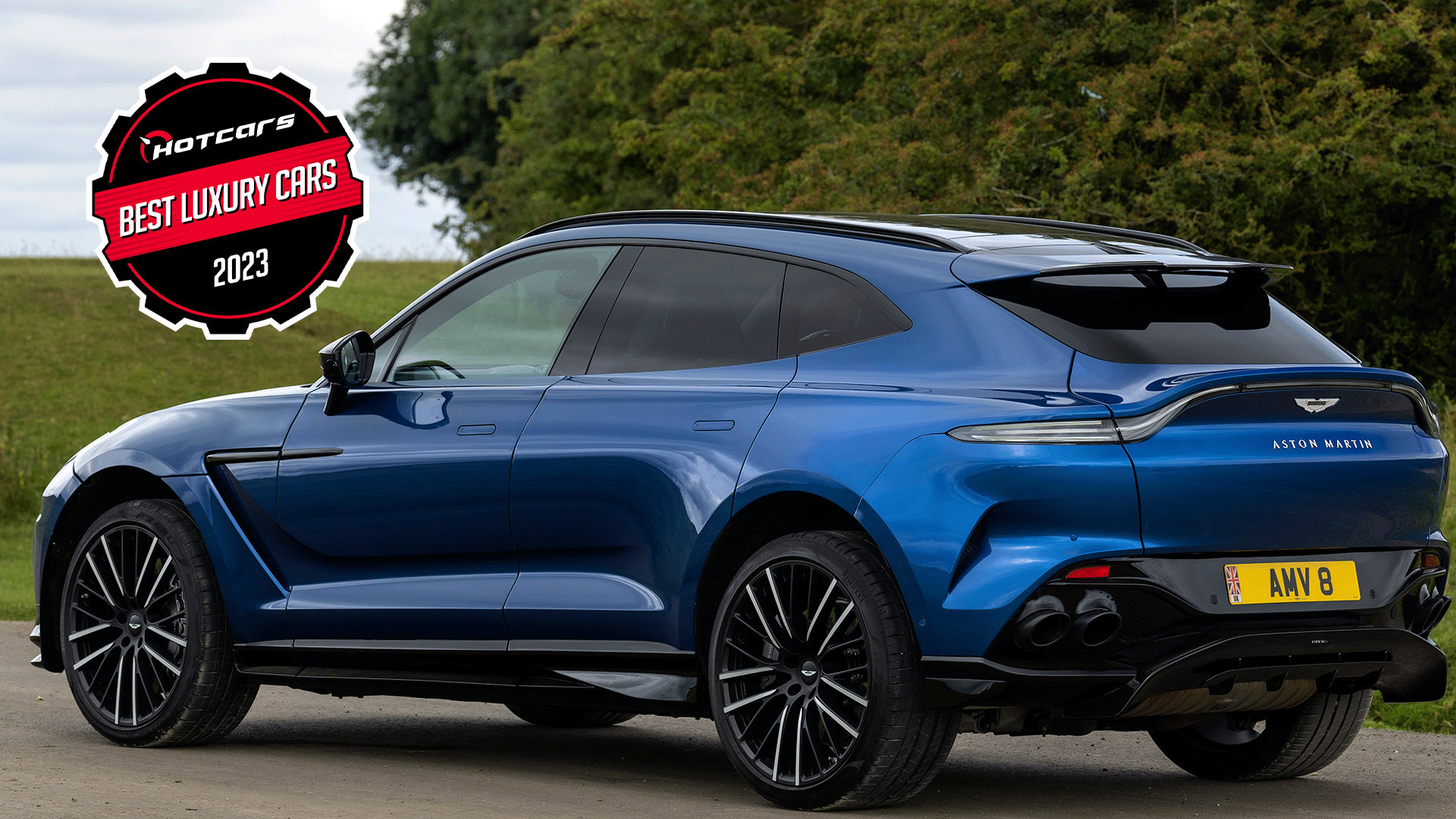 Aston Martin DBX 707 azul estacionado