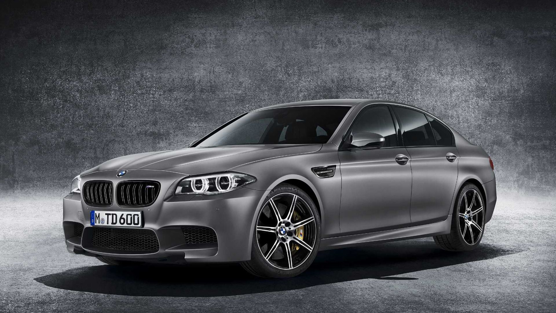 BMW M5 F10 frontal em ângulo estático