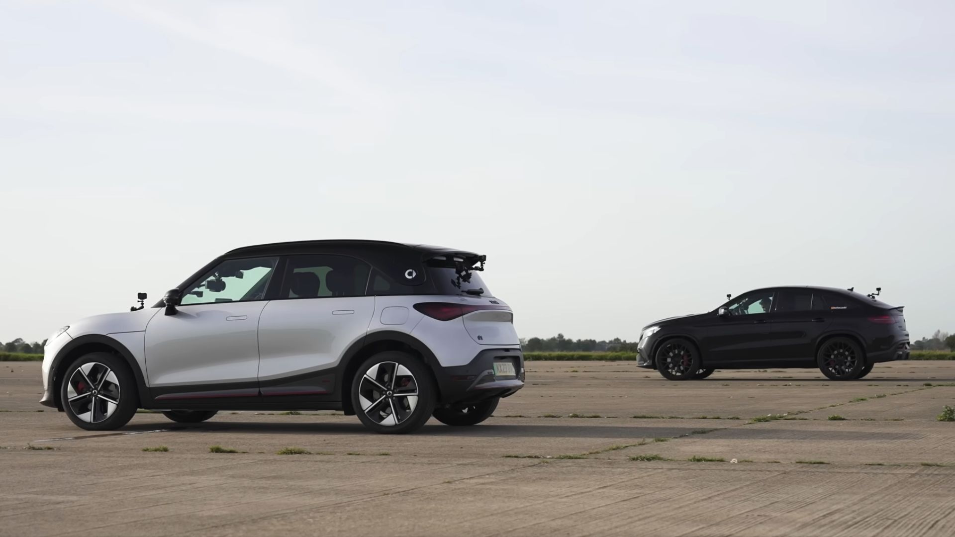 Brabus GLE 850 vs Smart #1 vista traseira do quarto