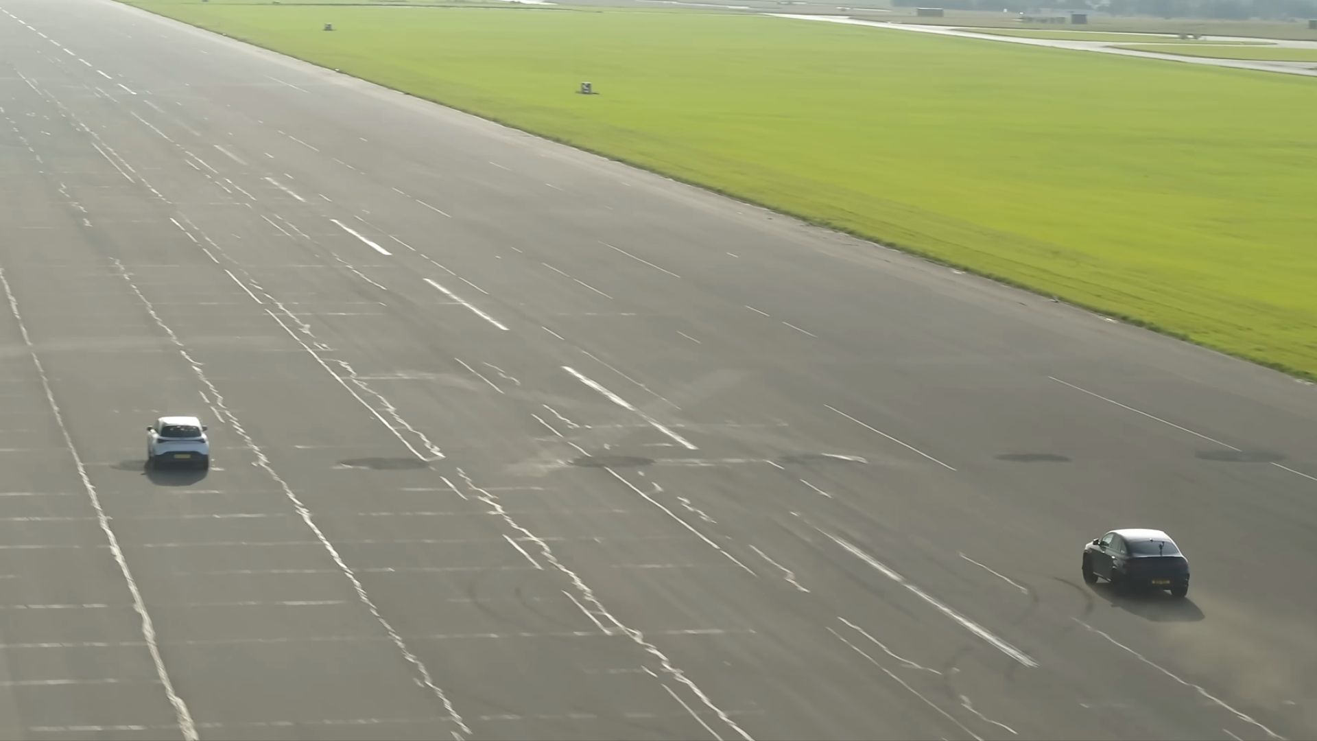 Brabus GLE 850 vs Smart #1 Drag Race com vista traseira