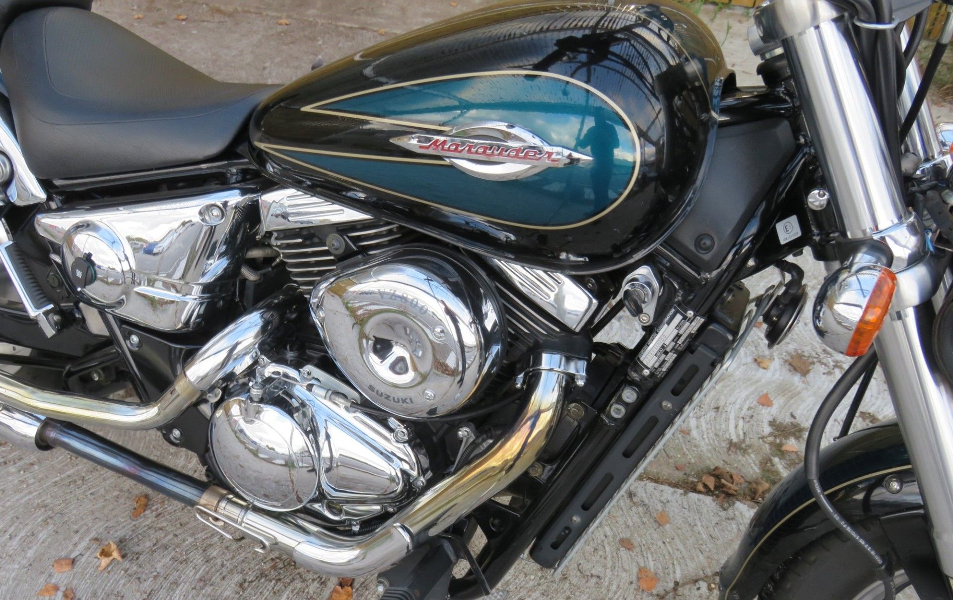 Close-up do motor Suzuki VZ 800 Marauder V-Twin