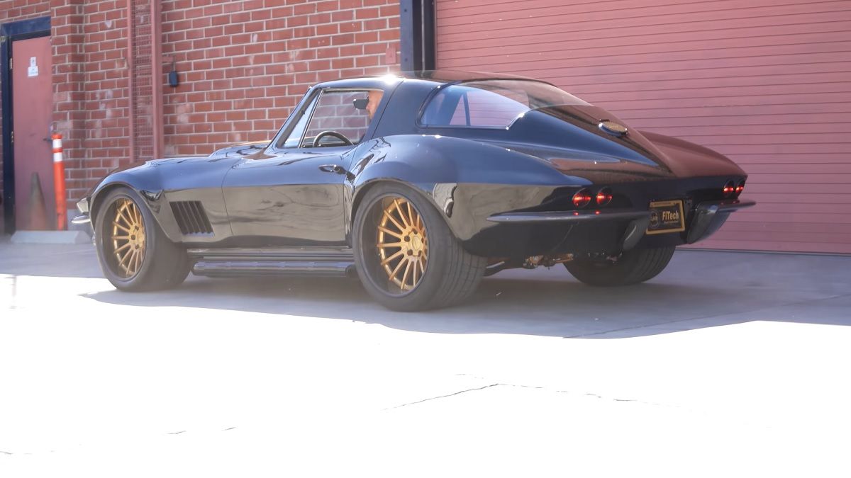 Nostalgia Hot Rods Corvette C2 no estacionamento