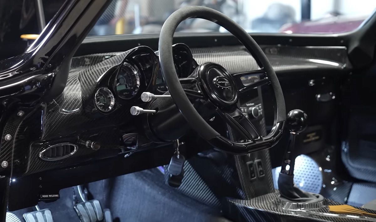Nostalgia Hot Rod Corvette C2 Interior visto de lado