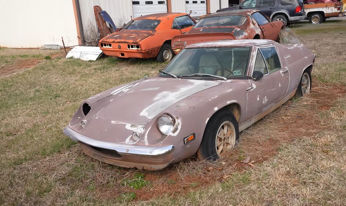 Celeiro Lotus Europa encontrado em campo