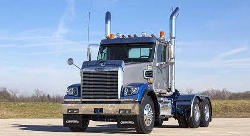 Freightliner 122SD estacionado no estacionamento