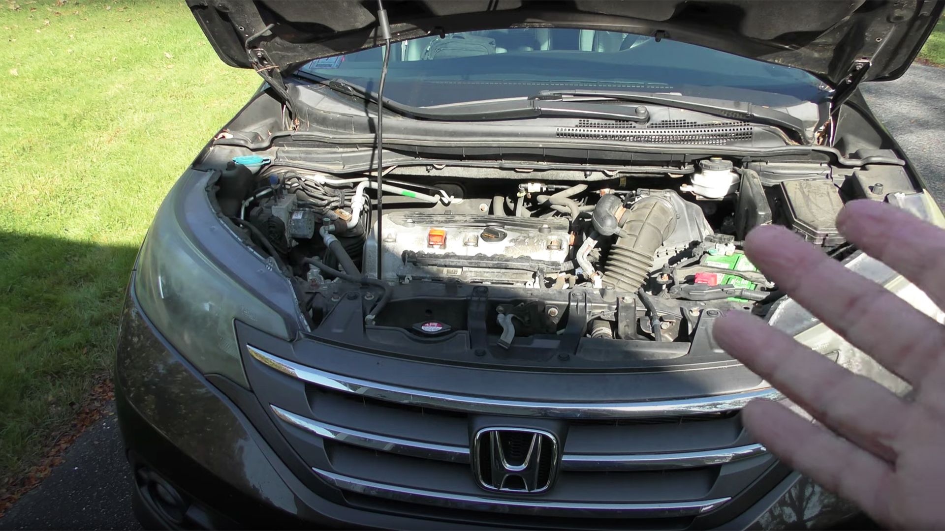 Compartimento do motor Honda CR-V 2023 sob o capô