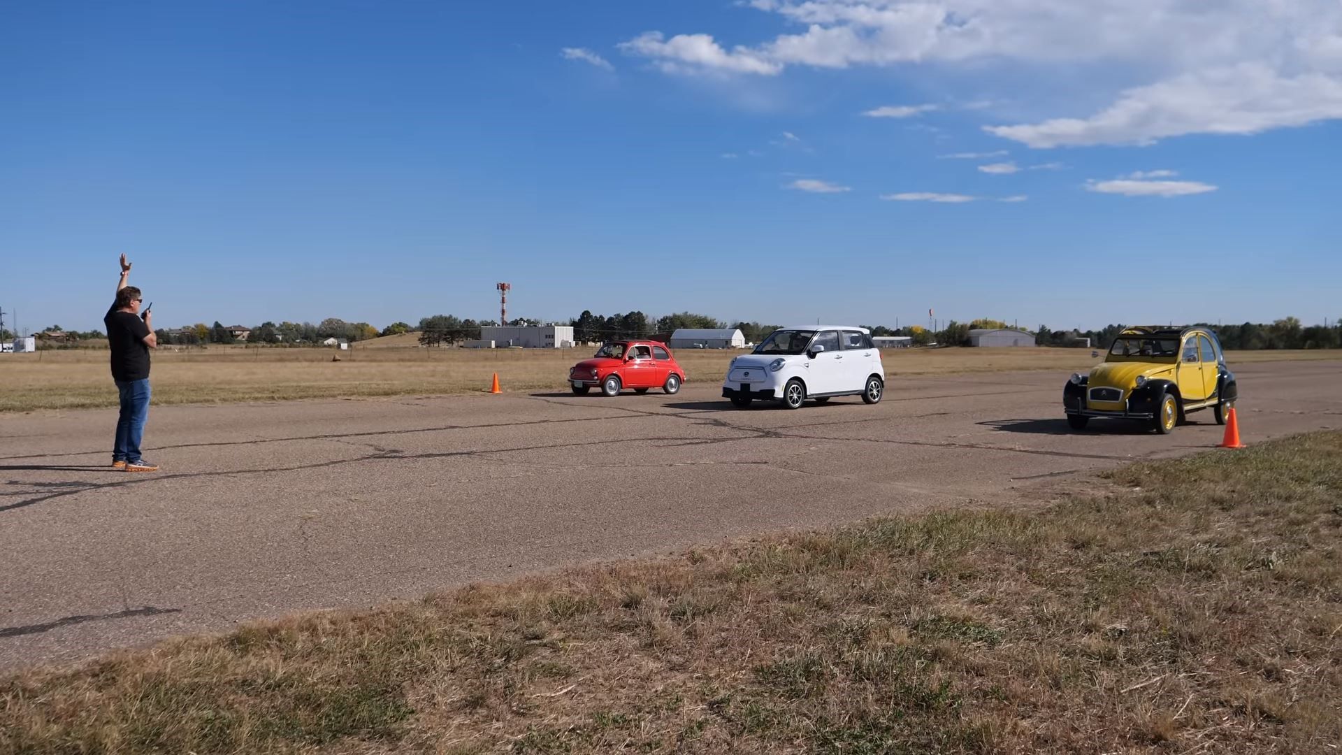 Um Kandi K27 branco em uma corrida de arrancada de três carros.