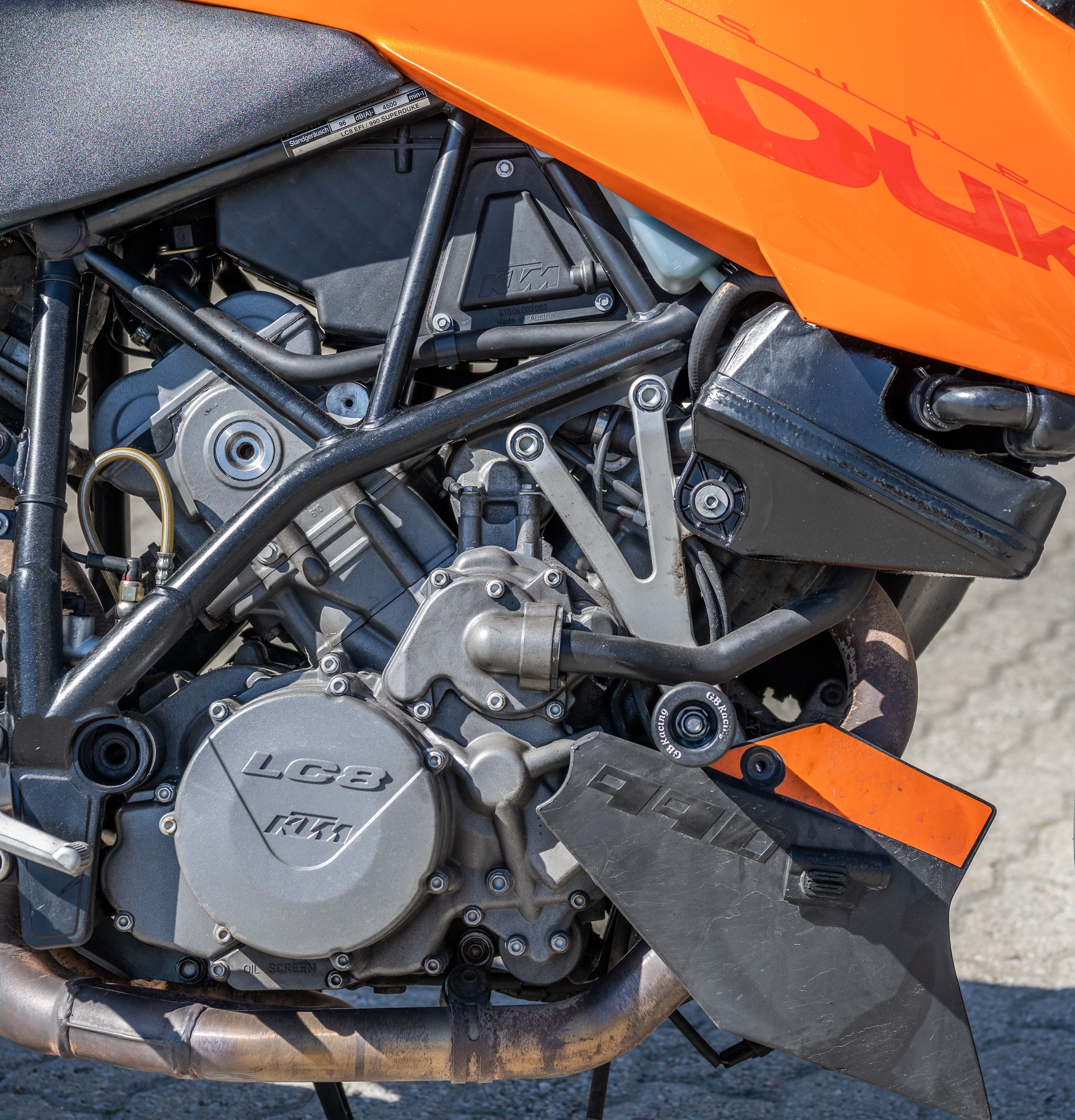 Motor V-twin de 999 cc alimentando a icônica KTM 990 Super Duke