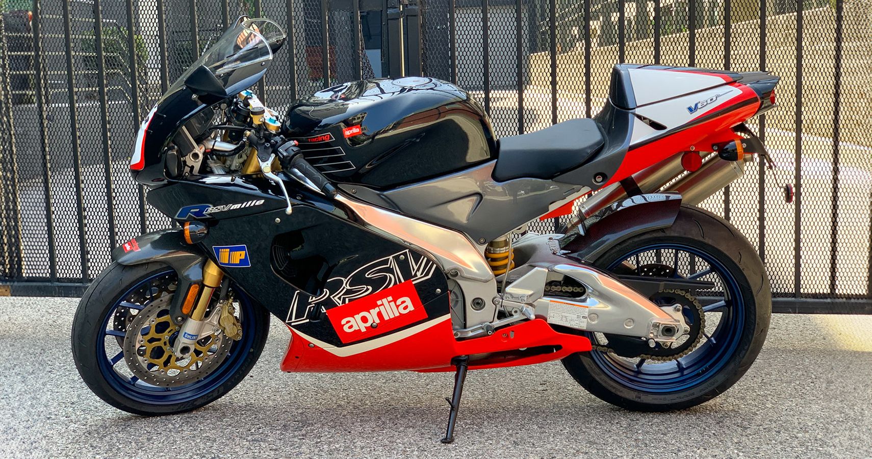 Superbike italiana preta e vermelha