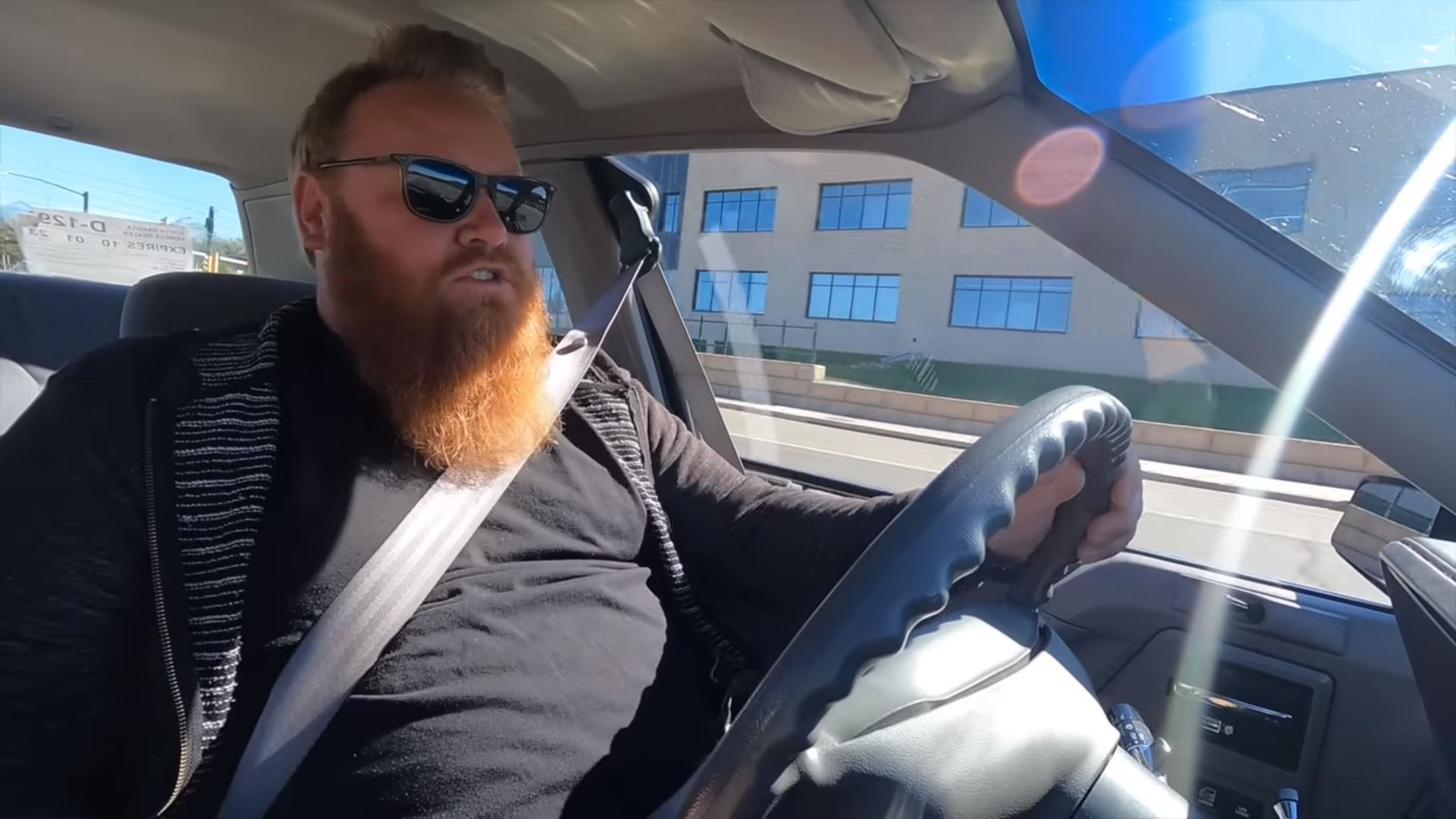 Brendan dirigindo um Oldsmobile Cutlass Ciera 1995