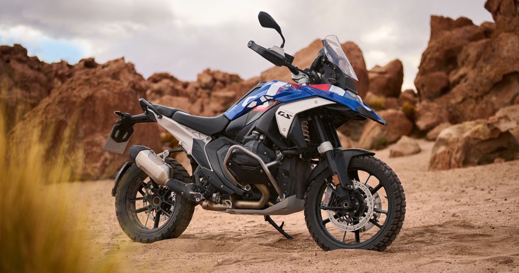 Motocicleta de aventura alemã azul e branca
