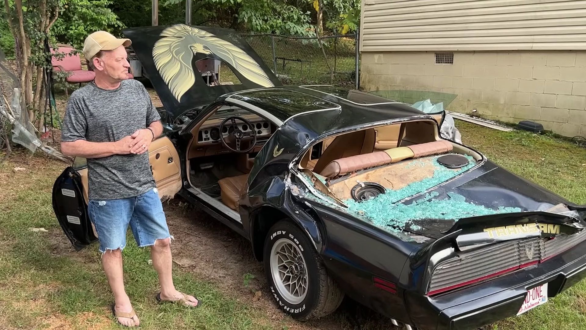 Um Pontiac Firebird Trans Am 1979 totalizado e seu proprietário