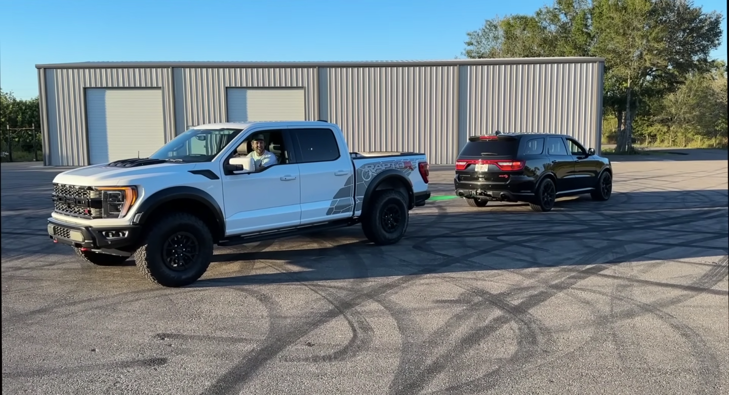 Um cabo de guerra entre o Ford Raptor R e o Dodge Durango Hellcat