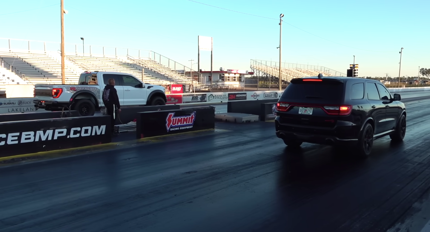 Um Dodge Durango Hellcat contra um Ford Raptor R na pista de arrancada