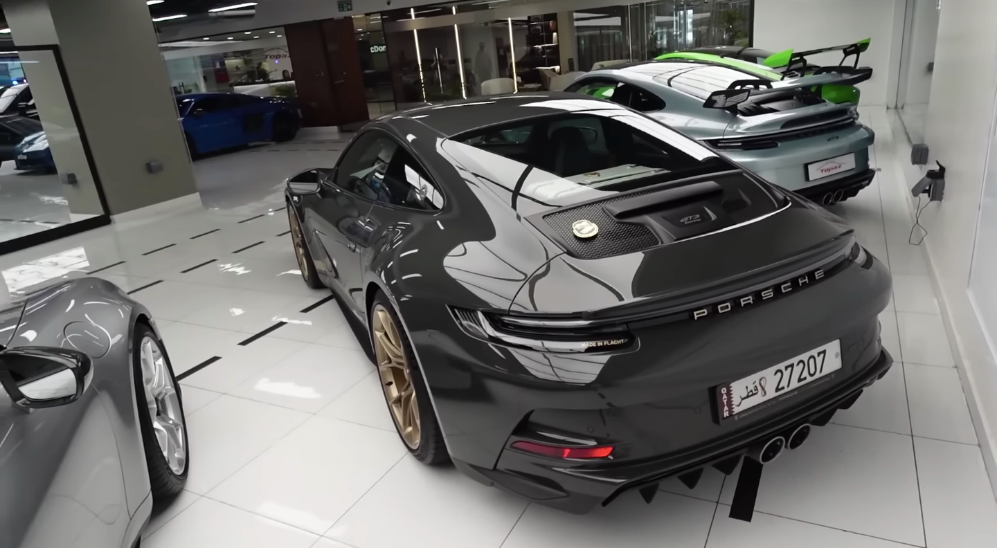 Um Porsche RS GT3 992 de edição limitada na Topaz Detailing Shop