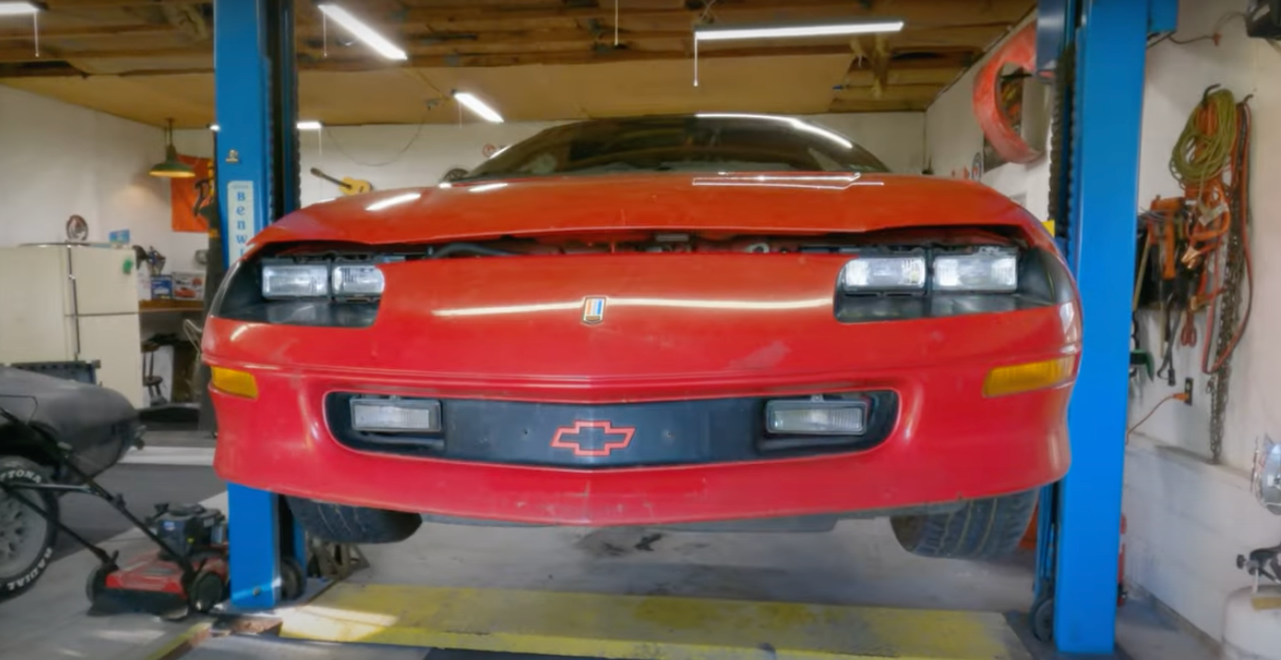 LoganDidIt Chevrolet Camaro Z28 na garagem