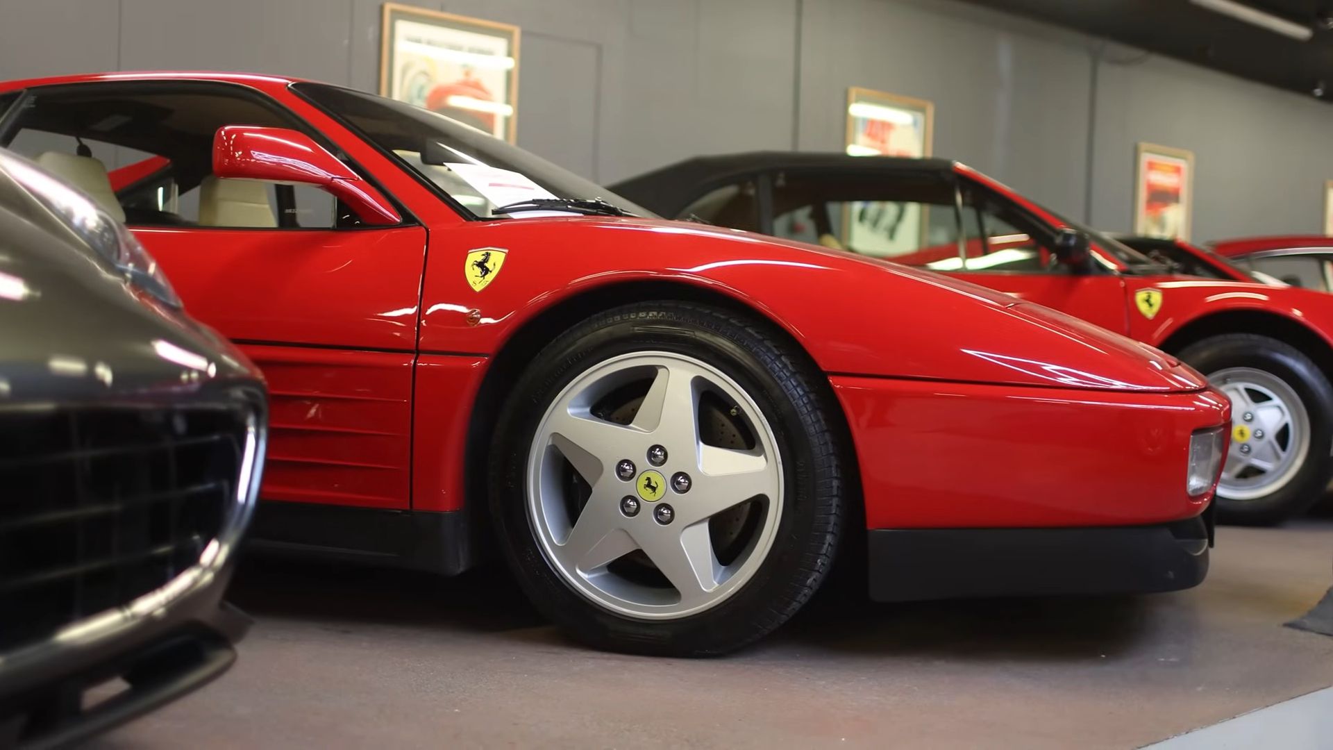O cubo do motor clássico Ferrari 348 vista lateral