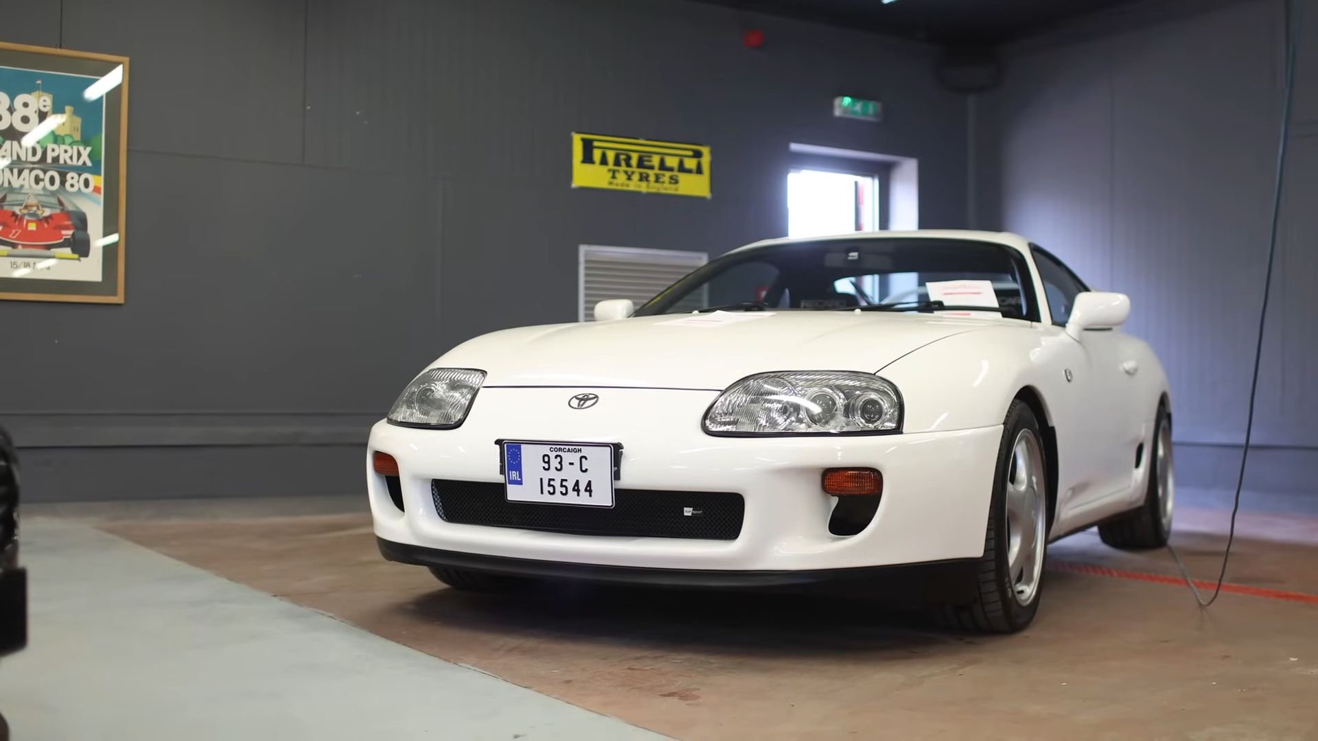 O cubo do motor Toyota Supra vista frontal branca