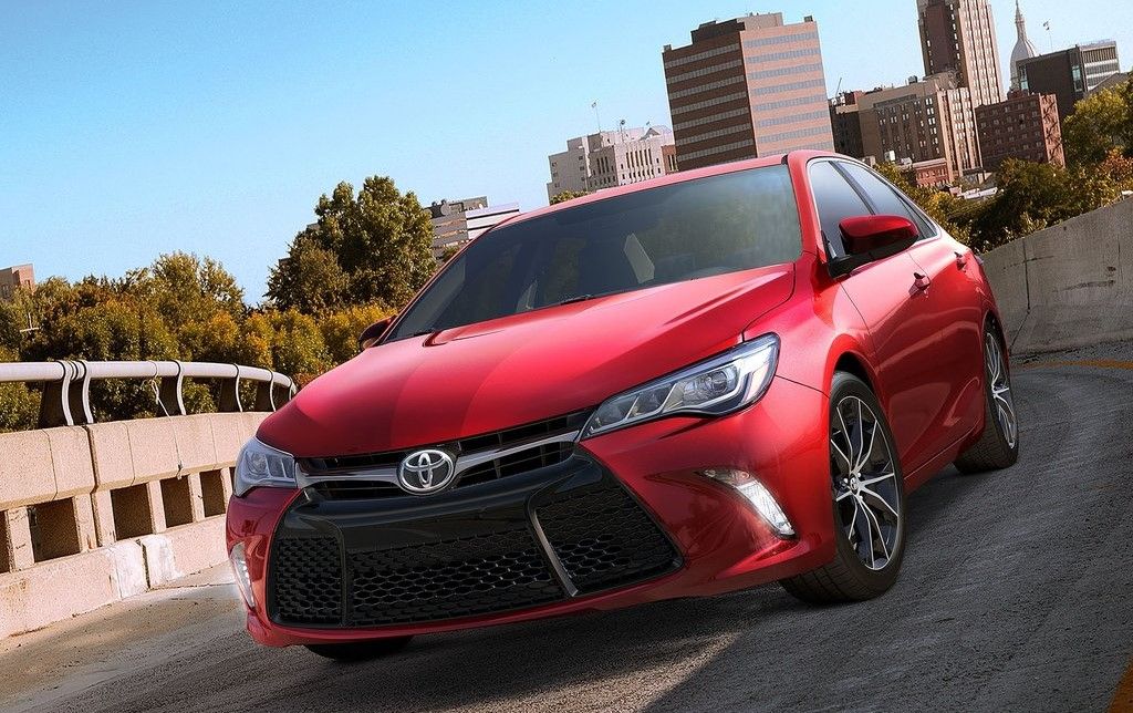 Toyota Camry vermelho